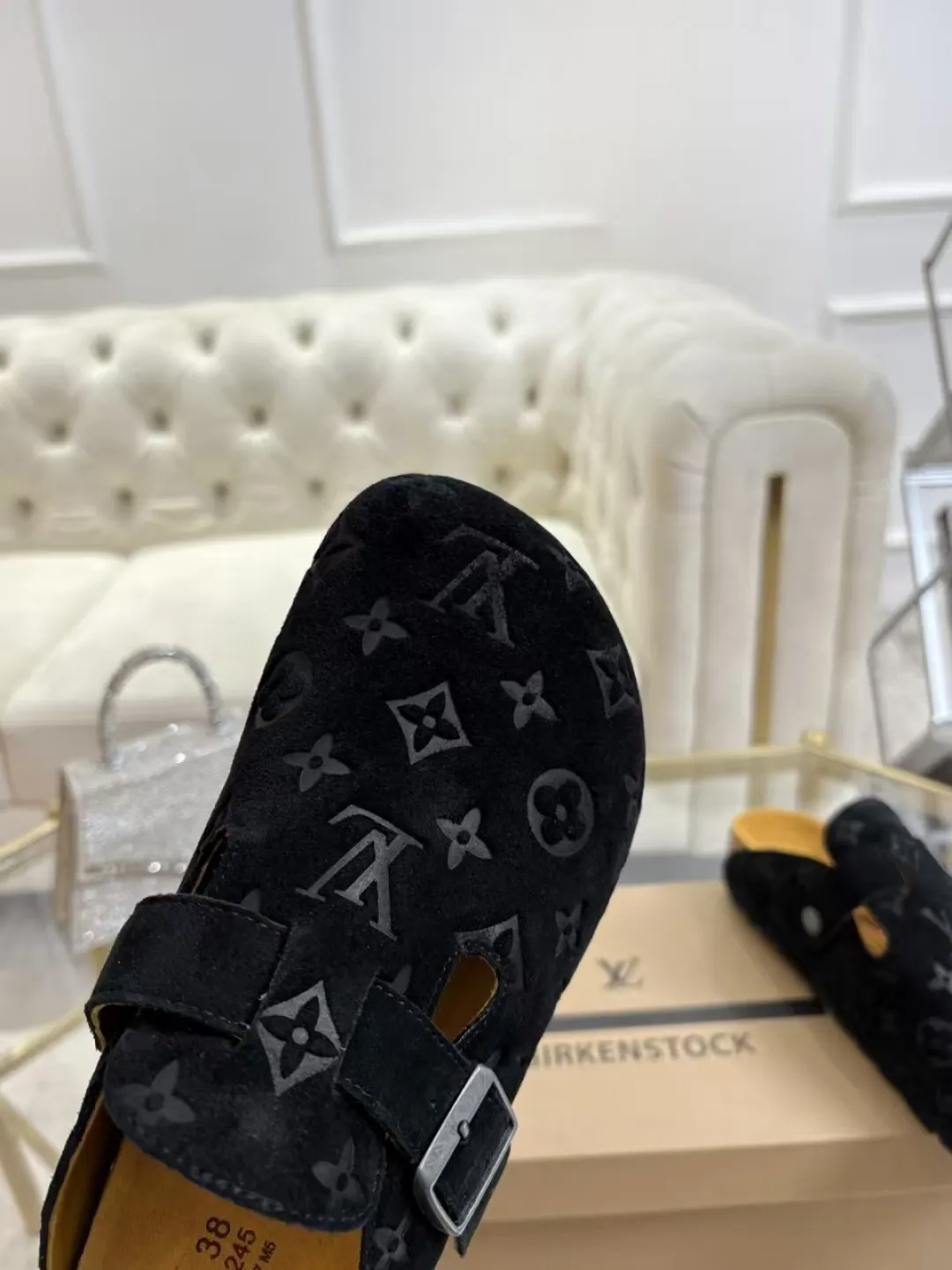 Women's p560 Men's p580 ✨ LV couple's toe-cap slippers | Full of high-end feel, you can walk with wind! ✨ This pair of LV classic toe-cap slippers is simply a "walking grass-planting machine"! Original three-dimensional embossed cowhide + cowhide fabric, the texture is high-end at first glance, and you will become a rich daughter/son in seconds ~💅 🌟 Why must you join TA? ✔️ Original embossed cowhide - clear texture but not cheap, classic presbyopia yyds ✔️ Belt buckle + metal logo - ecstatic control of details, exquisite to the heel! ✔️ Sheepskin lining + cushioned footbed - it feels like stepping on clouds ☁️, and you won’t feel tired when you go shopping~ ✔️ Non-slip rubber sole - walking is as stable as a mountain, and you are not afraid of slipping on rainy days!  👫 The best outfit for couples: Whether it’s shorts, T-shirts👕 or long skirts and suits👗, pairing these shoes with each other will immediately create a lazy and high-end atmosphere! Everyday outings/vacations, no matter what you shoot, it will look like a blockbuster📸🔥 The texture and foot feel that only the higher version can have, it is not a hit or a hit! Heartbeat is not as good as action. True love is true when both pairs are in pairs~💖 #LVcoupleslippers #高色综合 #好看不狠的 Feet #couples’ must-have